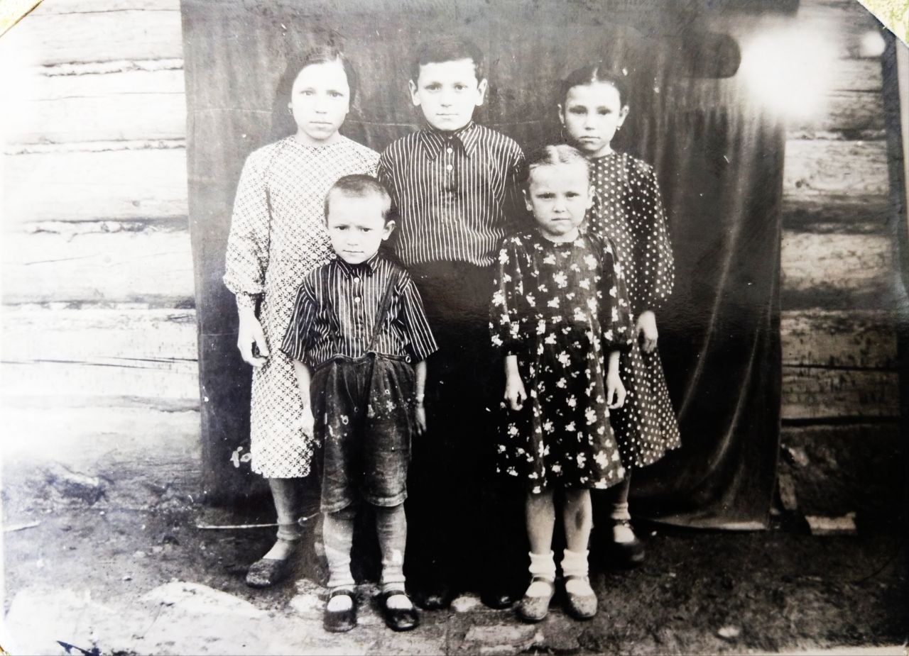 28. Салиховлар. 1нче рэт, Раушан , Голфия. 2 нче рэт. Голзада,Ришат, Голнур.