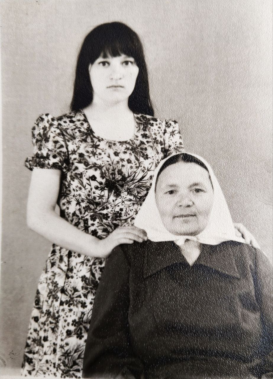 36. Гумерова  Дилэфруз апа , кызы Золфия.