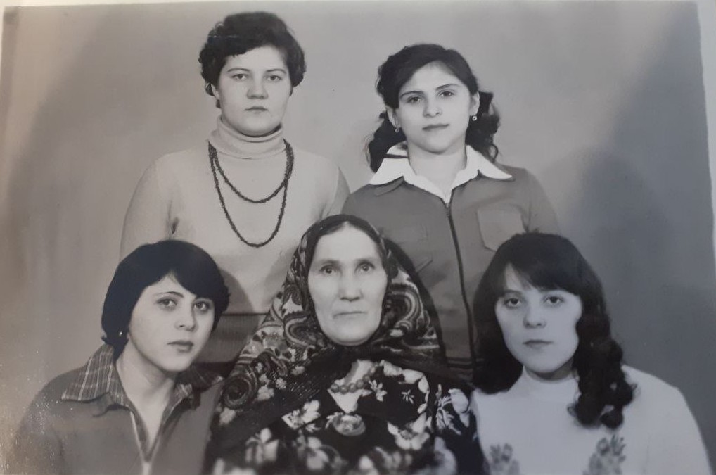 38 (5)Фэридэ,Мэйсуфэ,Элфия, икенче ряд. Гузэлия,Люция.