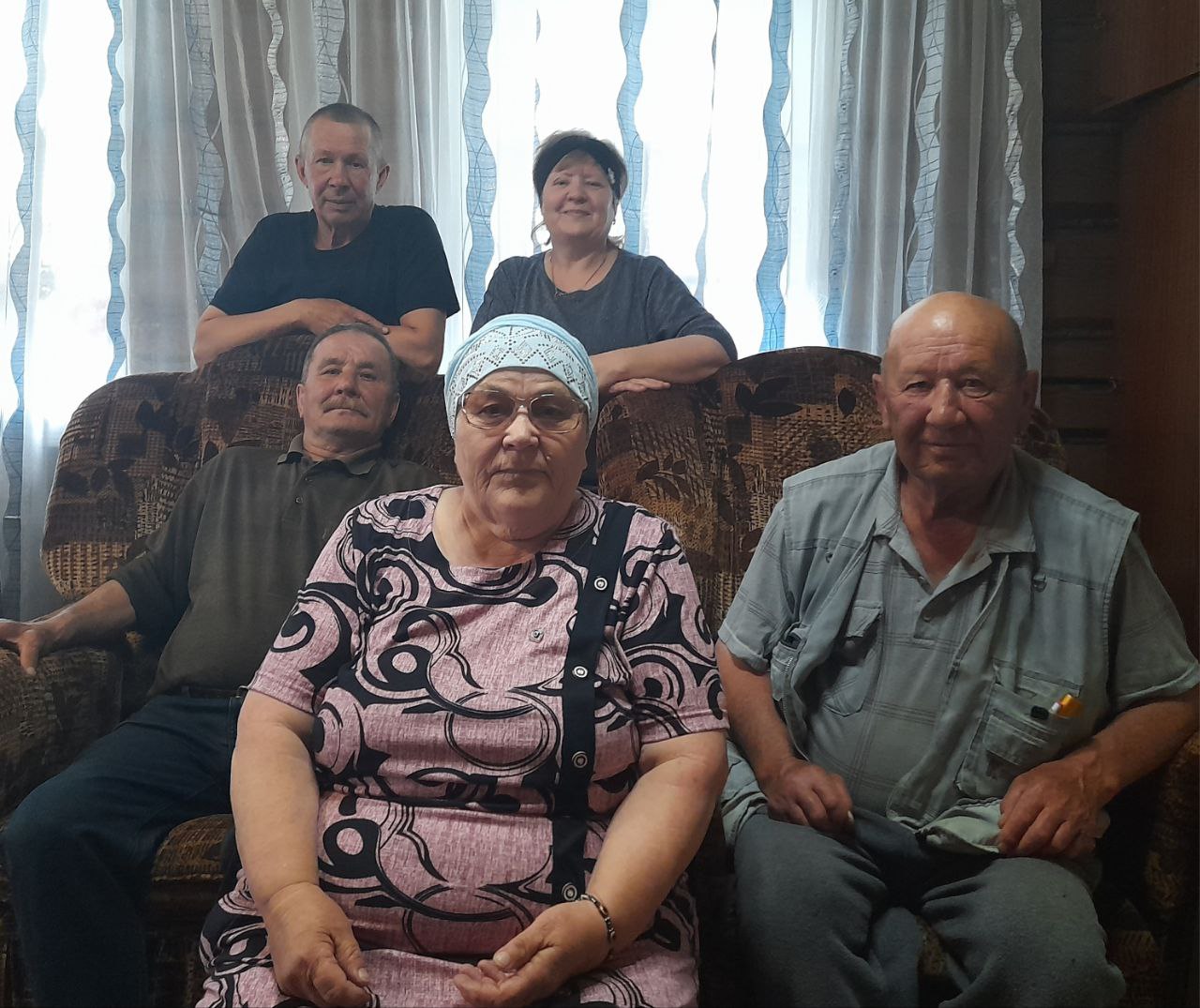 41...2   Хажиев Азат,  Саймэ, Хажиев Фэргэт ,арткы план да  Сэфэров Заил , Резида.  (2)