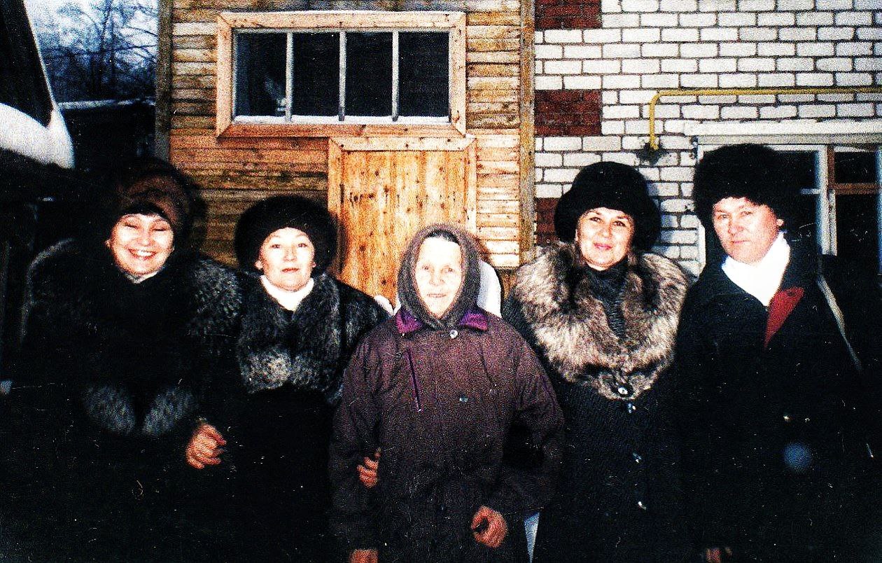 53...1   Галя, Серафима,Зоя, Мария, Валентин.