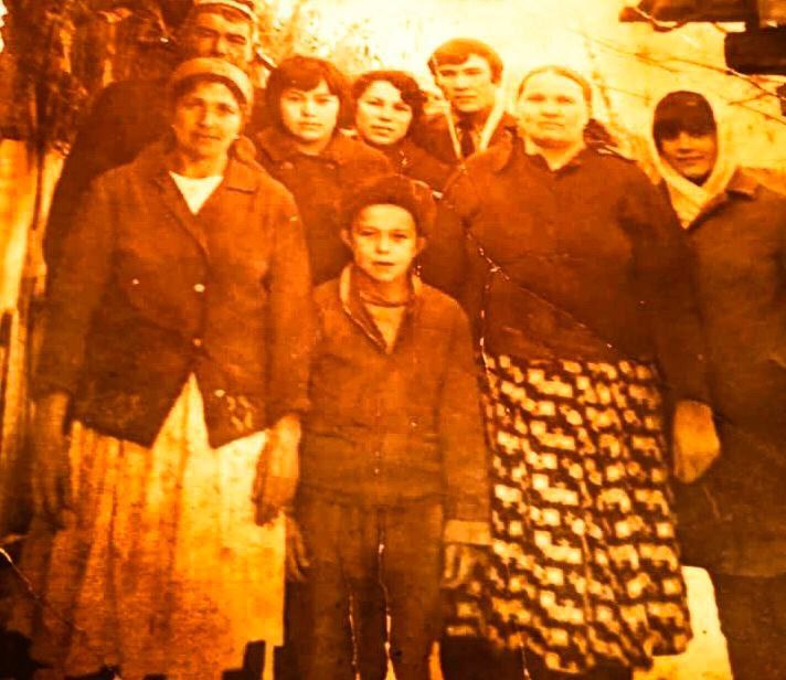 54 .  1нче ряд.  Нурсия апа, Фэргат,Мослимэ апа (9), Юсупова Минсылу(21...2). 2ряд. Каюм абый, Нурзилэ, Рэйсэ ире белэн.