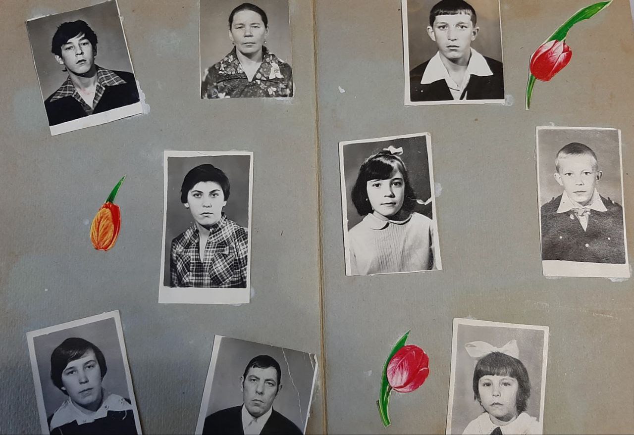 Радик абый, әни, Ильдар абый,Фәридә апай, Сәрия апай, Равиль абый,Халидә апай, әти һәм мин Ләйлә
